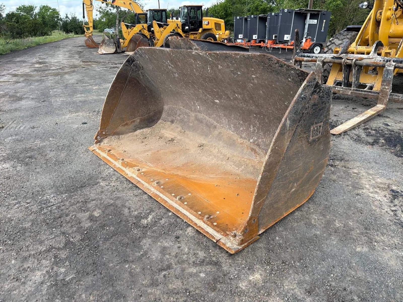 Close view of the bucket cutting edge on a Caterpillar 938M wheel loader listed by Heavy Duty Export