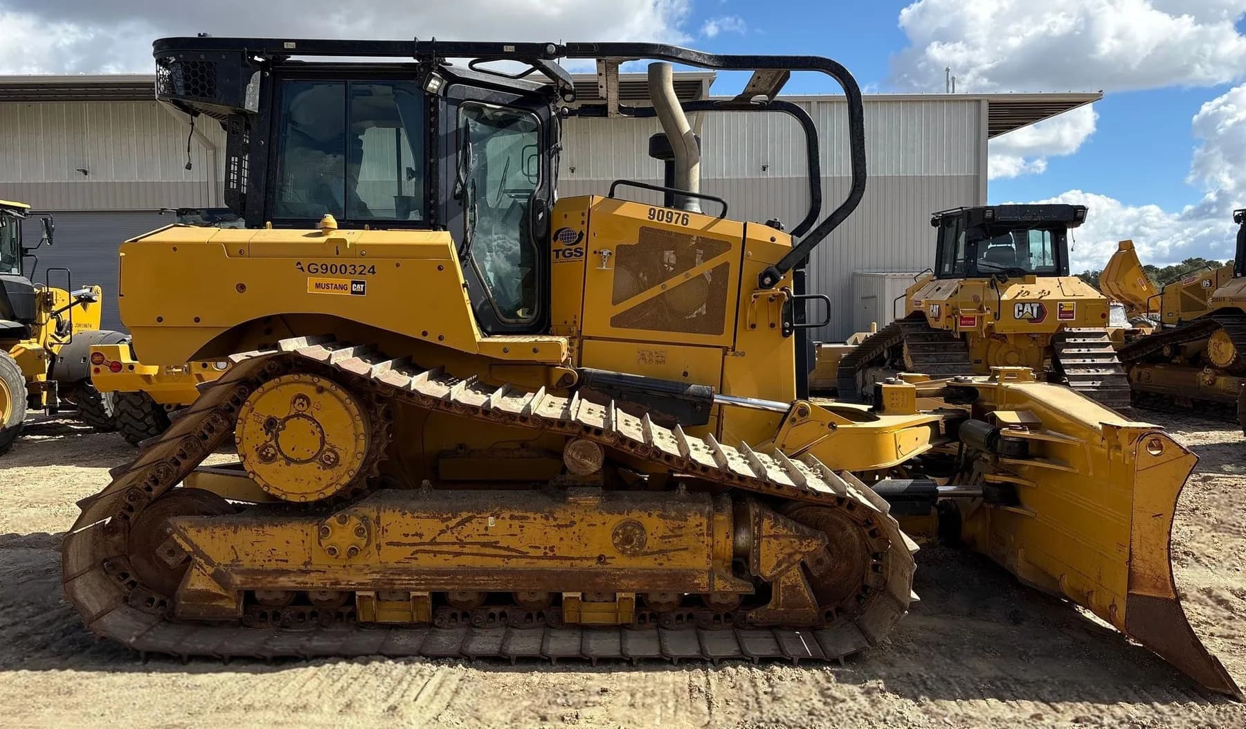 Caterpillar D6 LGP dozer alongside other machines listed by Heavy Duty Export